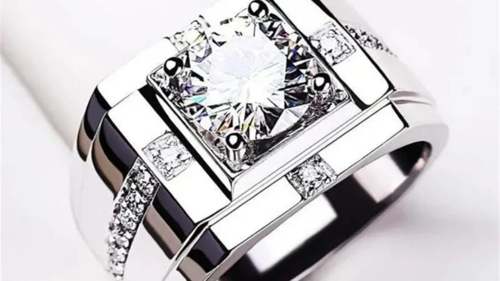 A statement piece for men: a ring with a large, brilliant diamond and diamond accents, making a bold impression.